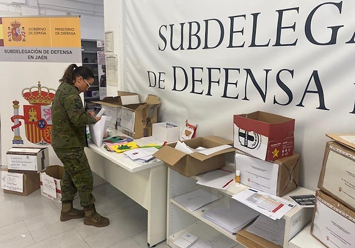 Militar junto a las cartas enviadas