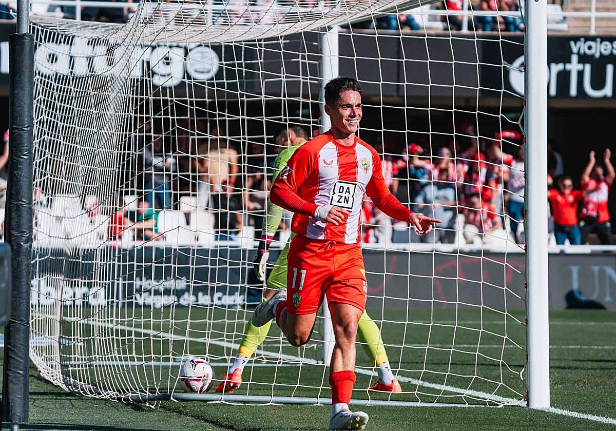Sergio Arribas celebra su gol, con Pablo Cuñat recogiendo el balón.