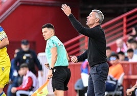 Fran Escribá da indicaciones a sus futbolistas durante el derbi contra el Cádiz.