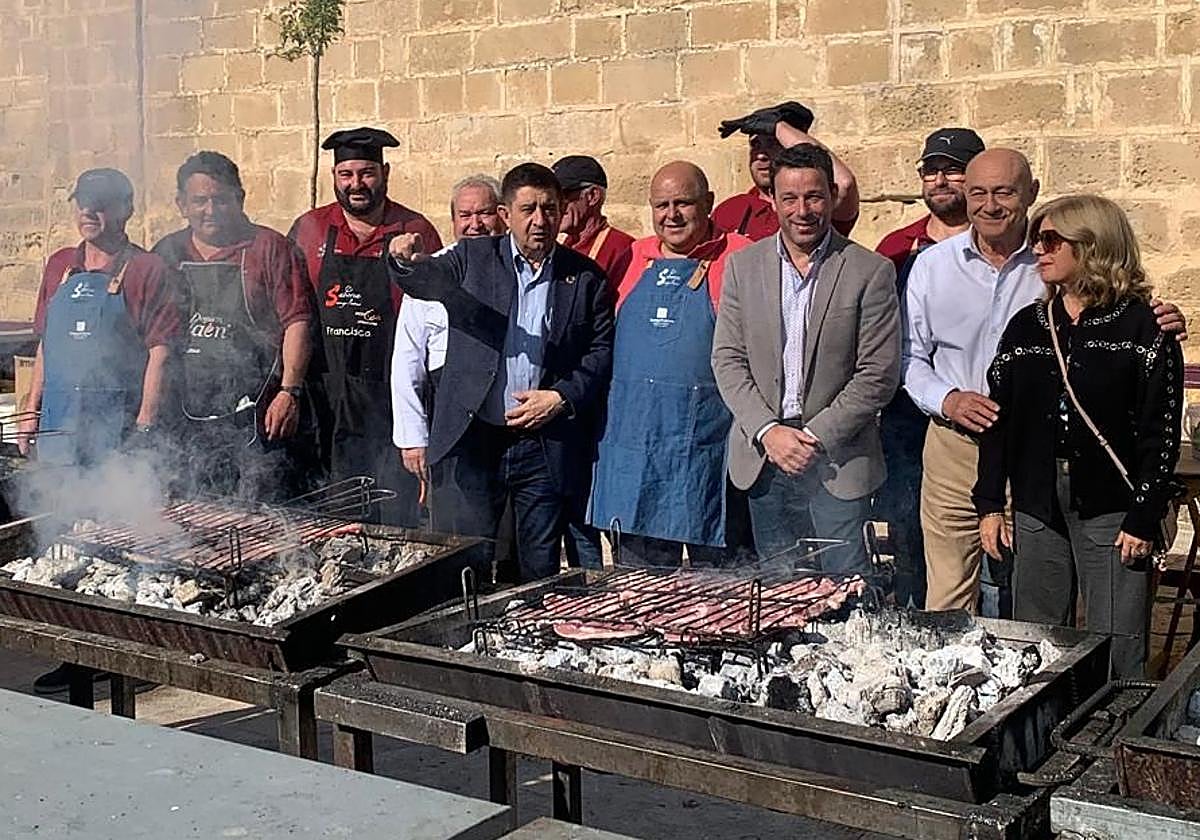 Asado de chuletas de cordero en la plaza de 1º de Mayo en Úbeda.