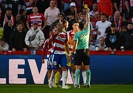 El colegiado Arcediano Monescillo amonesta a los rojiblancos Reinier y Rubio.