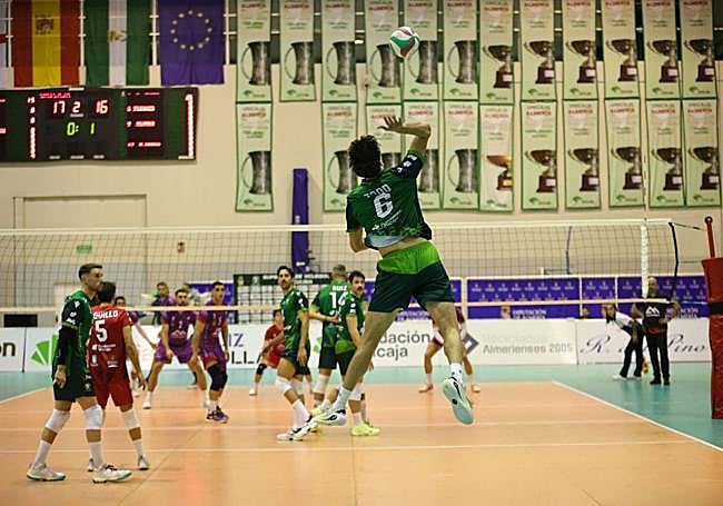 Alaka'i Todd, fuerte en saque (arriba).ñ Bloqueo almeriense a Renzo Cairus.