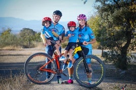 Carolina y José Luis posan junto a sus hijos Samuel y Marco con sus maillots solidarios.