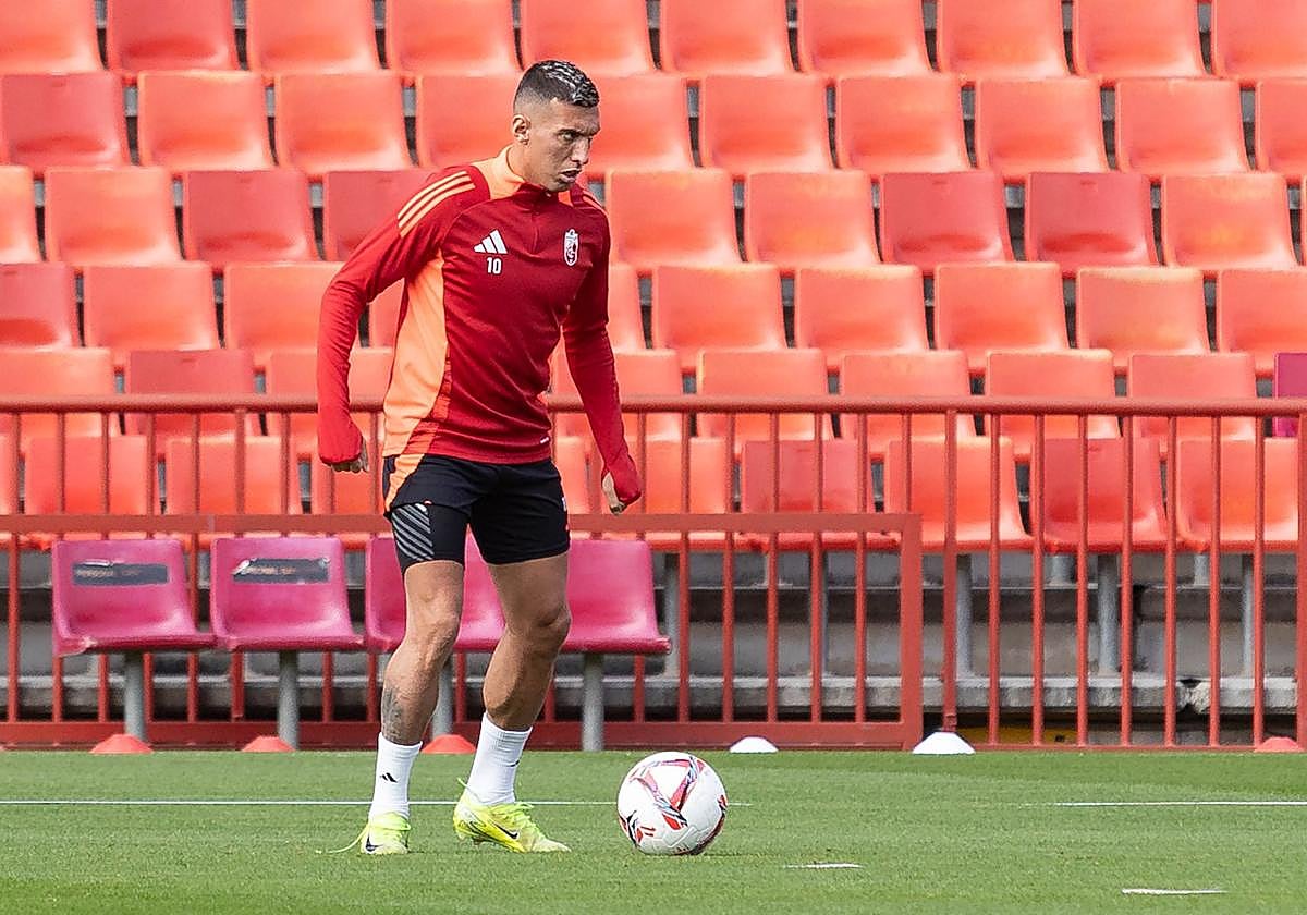 Myrto Uzuni controla un balón durante el último entrenamiento del Granada, ya en Los Cármenes.
