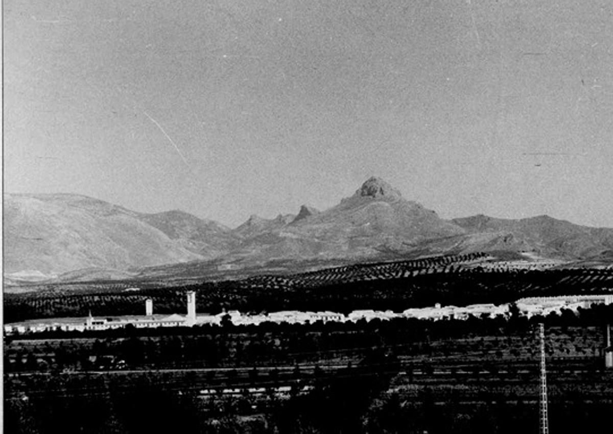 Imagen secundaria 1 - Arriba, Claudio Hernández Burgos, ante la iglesia del pueblo. A la izquierda, el pueblo en los años sesenta, A la derecha, monumento municipal a los colonos. 