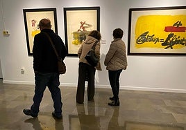 Grupo de personas contemplando la obra de Antoni Tàpies que se expone en Quesada