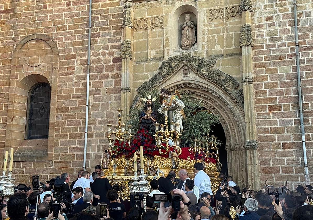Instante de la salida de Nuestro Padre Jesús en la Oración del Huerto.