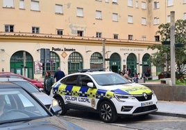 Vehículos de la Policía Local, en la plaza de la Libertad, este domingo.