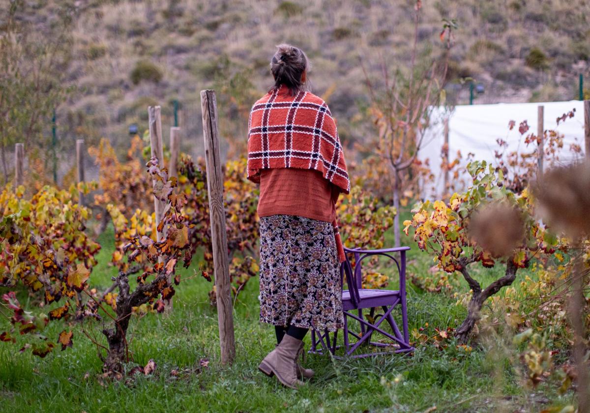 María, víctima granadina de violencia de género, posa en su huerto.