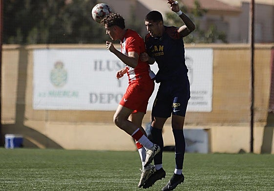 El rojiblanco Lorenzo toca balón, anticipándose a Nacho.