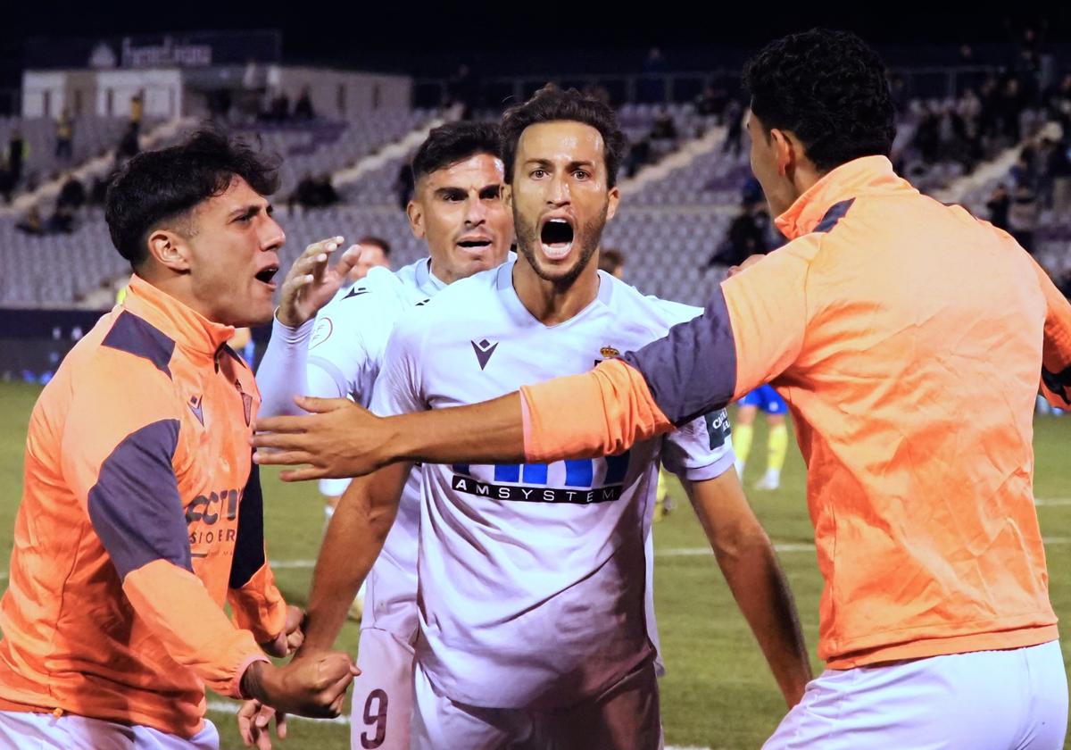 La celebración de Álvaro Muñiz tras el tanto que volvía a poner por delante al Real Jaén ante el CD Huétor Tájar