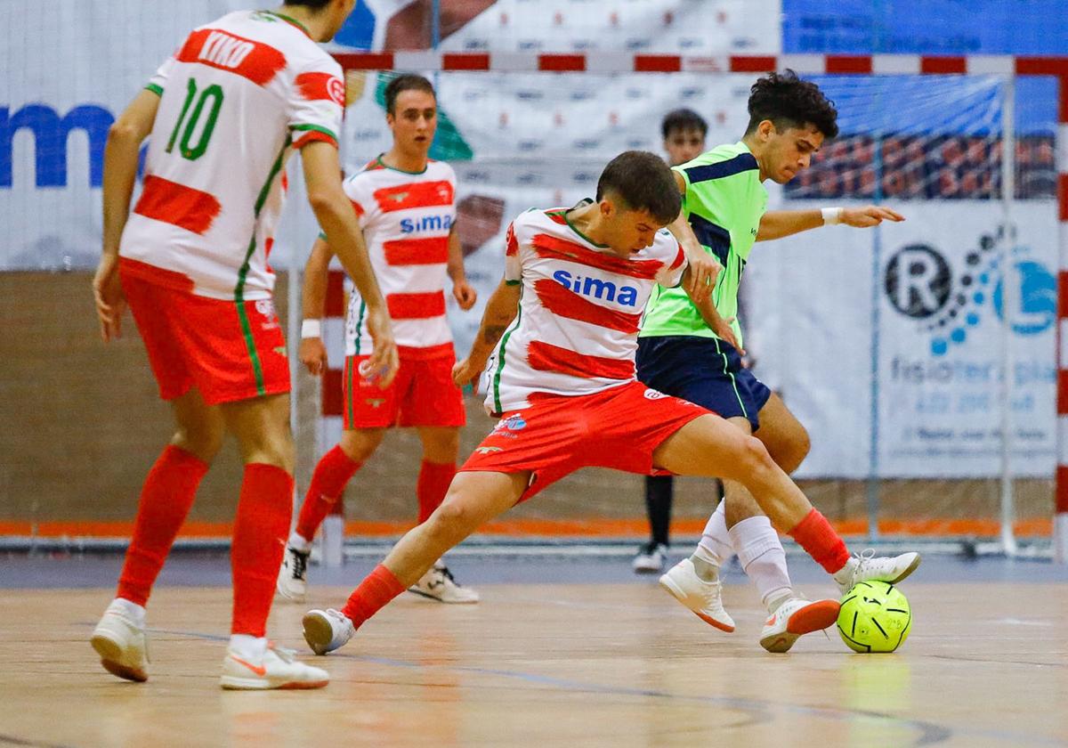 Un jugador del Sima Granada pelea la posesión ante el Virgili de Cádiz.