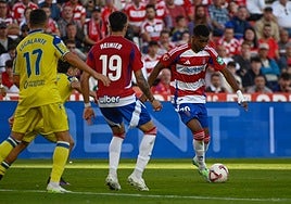 Siren Diao conduce un balón durante el derbi contra el Cádiz.