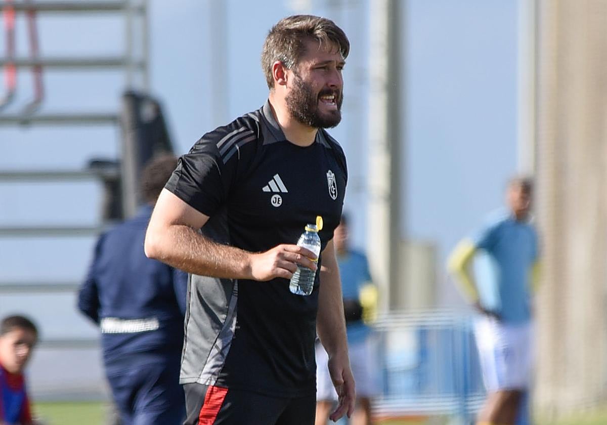 Jon Erice se dirige a sus futbolistas durante el partido.