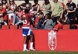 Kevlin Henry celebra su gol al Cádiz Mirandilla con su familia en la grada.