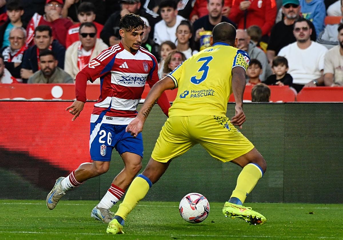 Sergio Rodelas intenta encarar a Fali durante una situación del partido contra el Cádiz.