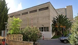 Evacuados al hospital dos hombres por inhalación de humo al incendiarse su casa en Martos