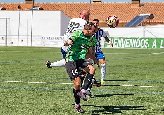 Robert, autor del gol del Huétor Vega, pelea un balón.