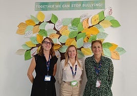 Profesoras de secundaria con el árbol anti bullying creado por los alumnos.