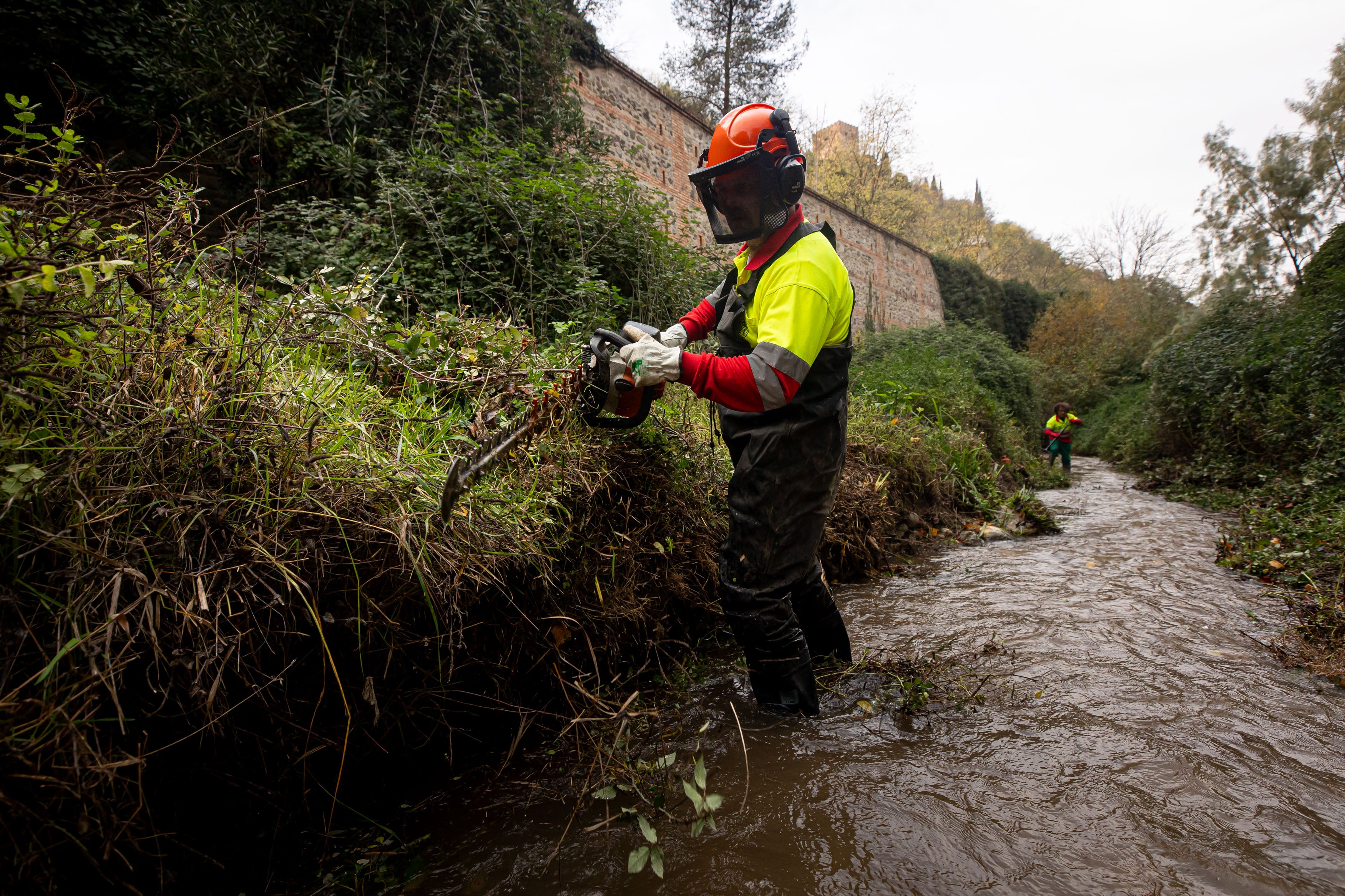 Dentro de la limpieza del río Darro en Granada