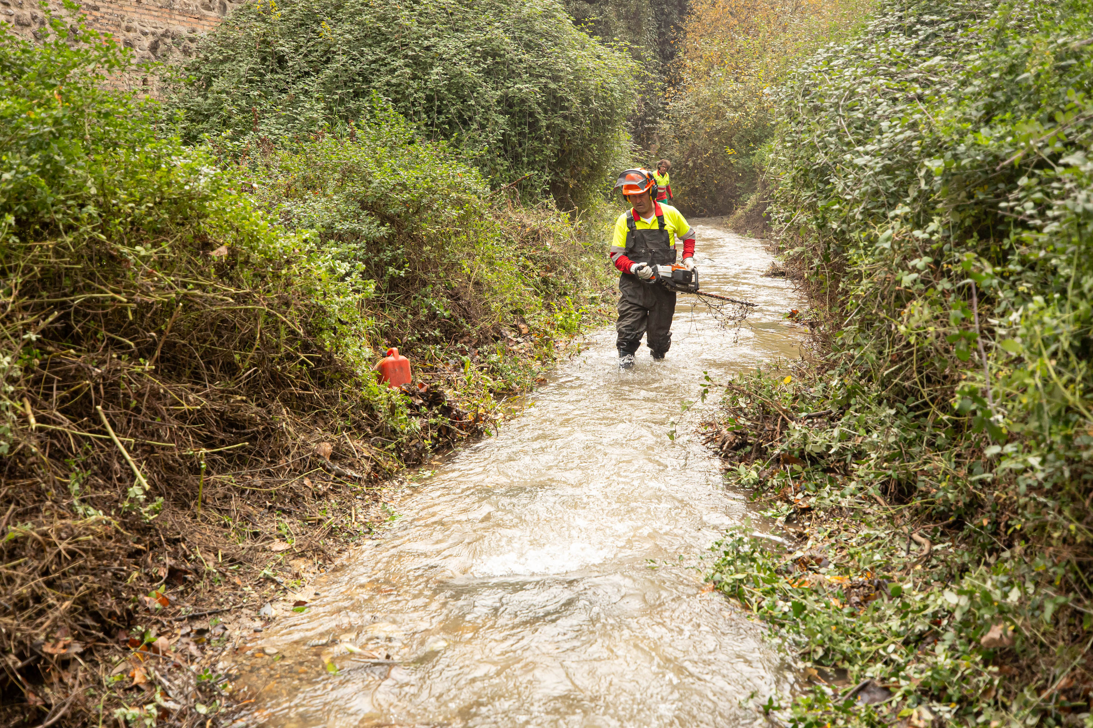Dentro de la limpieza del río Darro en Granada