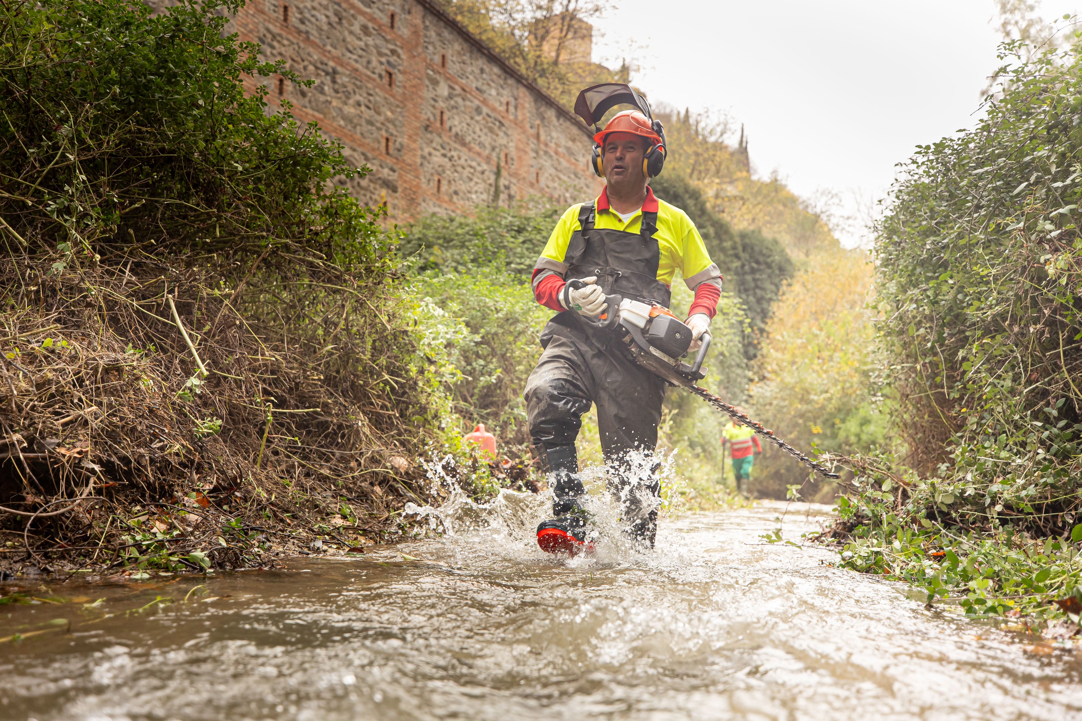 Dentro de la limpieza del río Darro en Granada