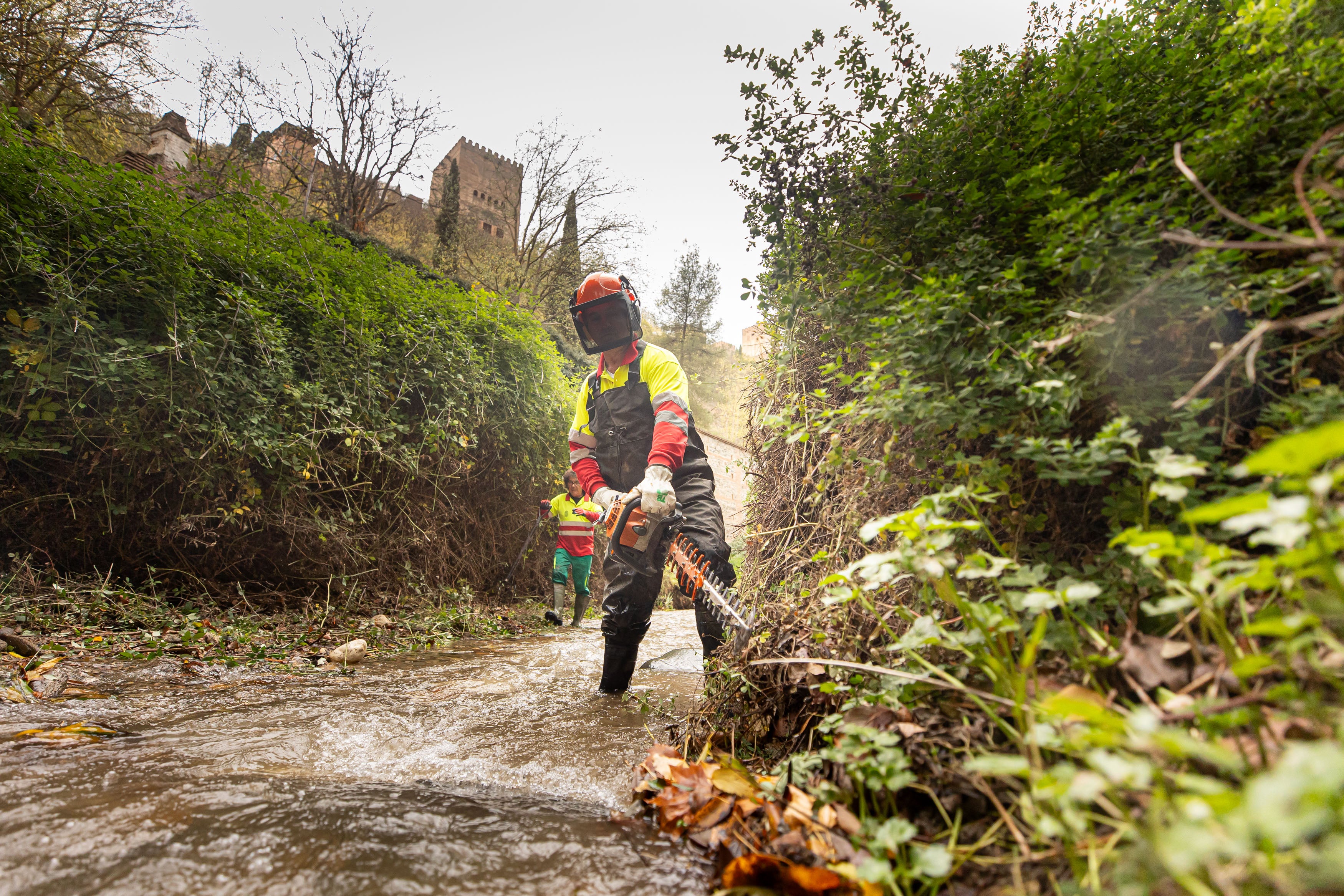 Dentro de la limpieza del río Darro en Granada