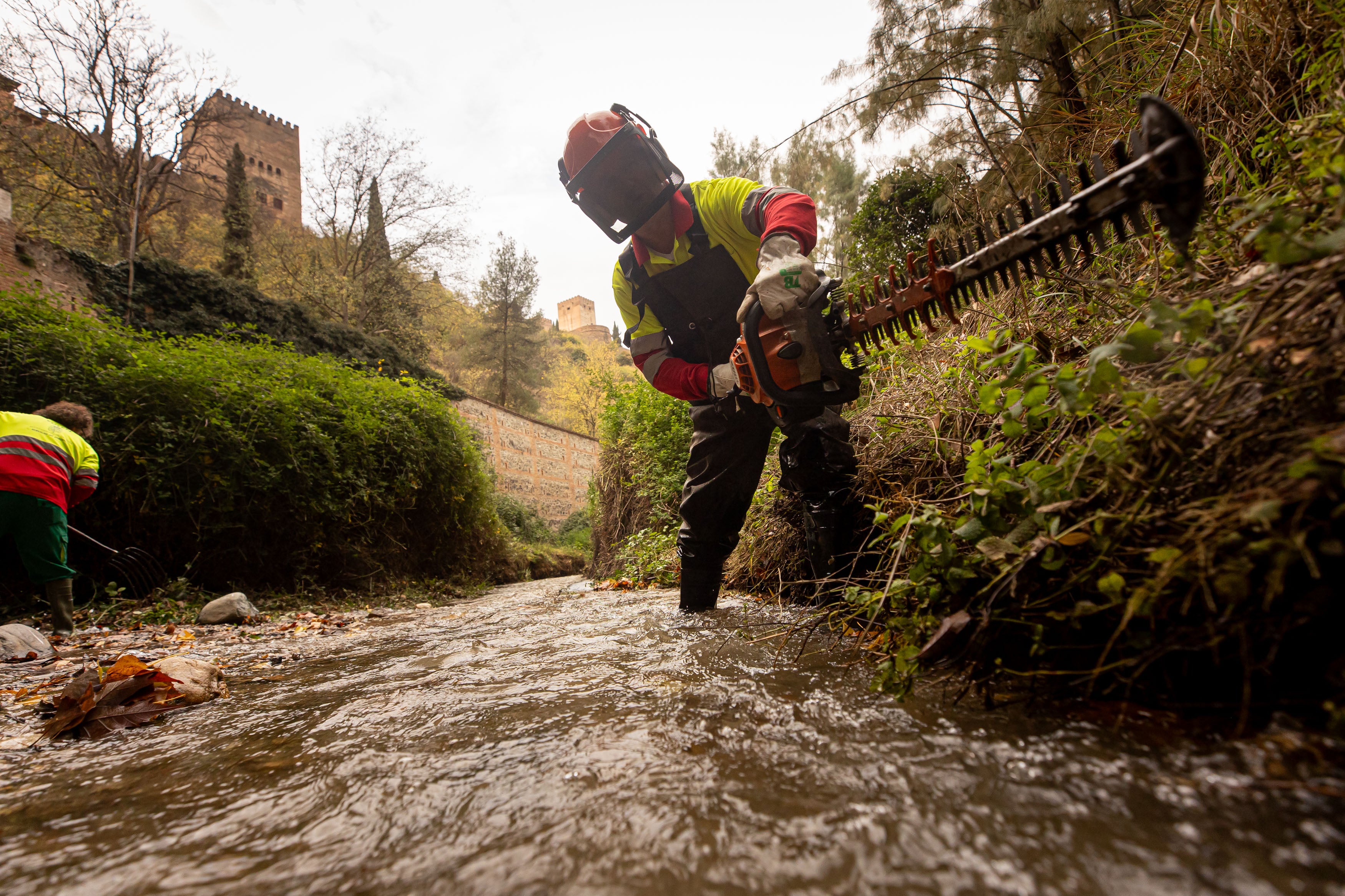 Dentro de la limpieza del río Darro en Granada