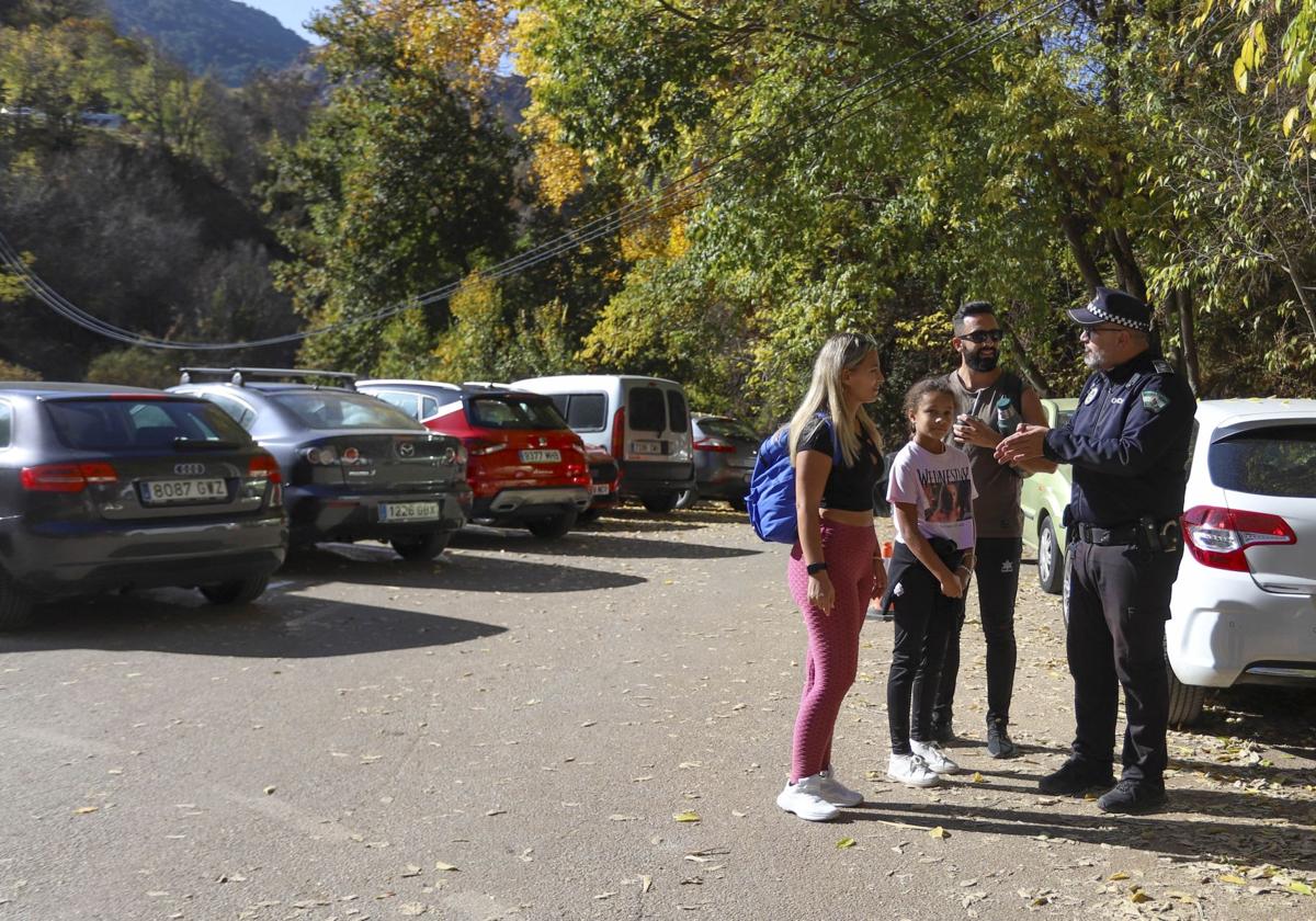 El jefe de la Policía Local de Güéjar Sierra responde las preguntas de unos senderistas.