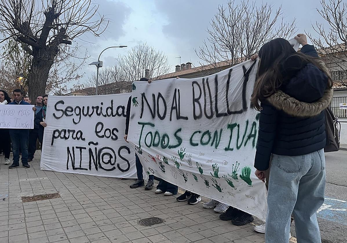 Protesta este lunes a las puertas del instituto de Iznalloz.