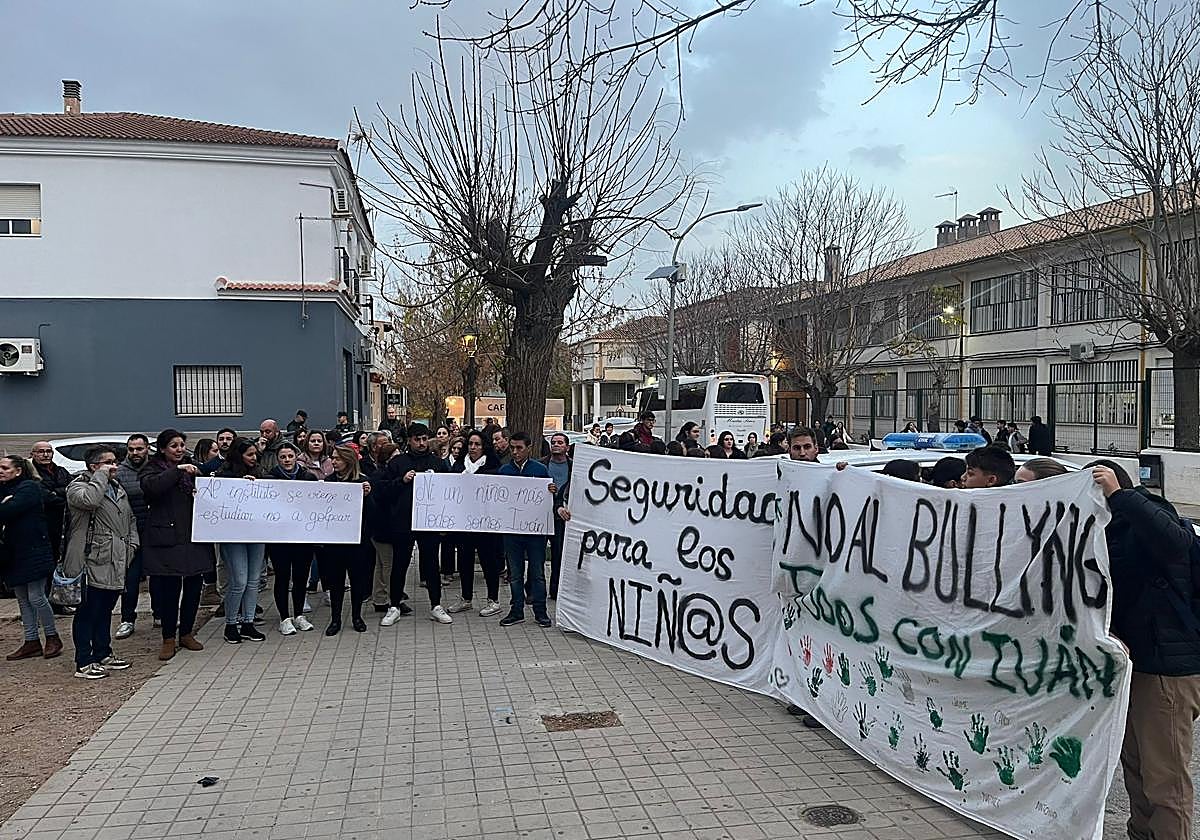 Protesta en el instituto de Iznalloz para condenar la agresión a Iván