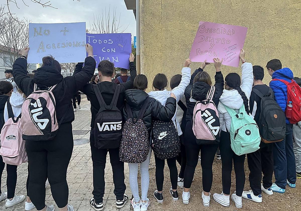 Alumnos menores de edad del instituto de Iznalloz posan durante la protesta.