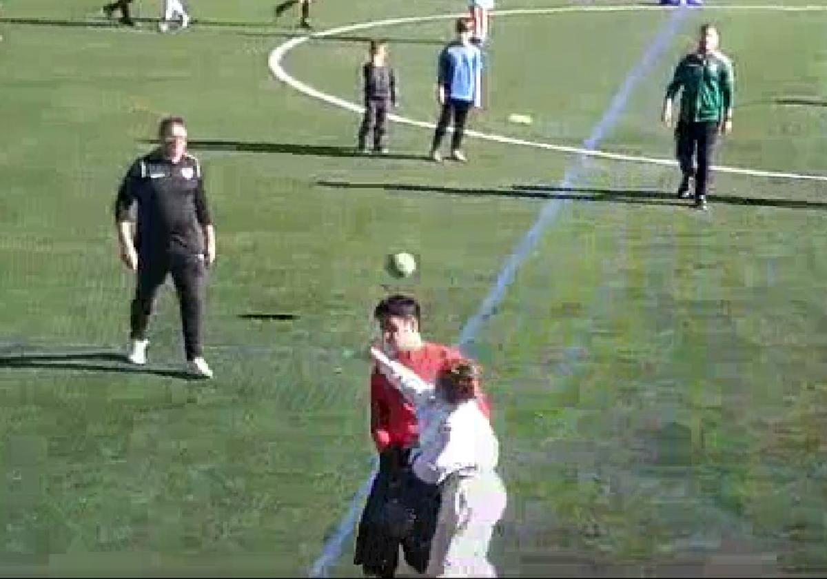 Momento en que una madre agrede al árbitro al término del partido entre el Alhendín y el Español Albolote de categoría alevín.