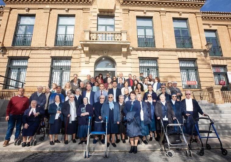 Foto de familia de extutelados de la Casa Cuna de Diputación y las Hijas de la Caridad que les cuidaron.