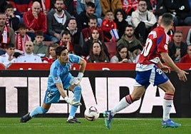 Mariño, ex del Almería, saca con las manos hacia Sergio Ruiz.