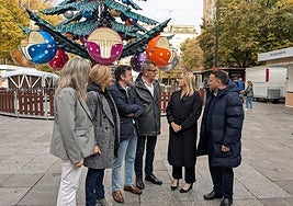 La alcaldesa Marifrán Carazo junto a miembros del equipo de gobierno este martes en Bib Rambla.