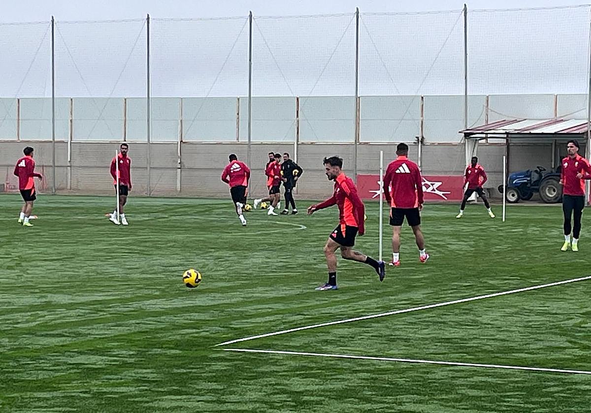 Ricard, entre sus compañeros, durante el entreno.