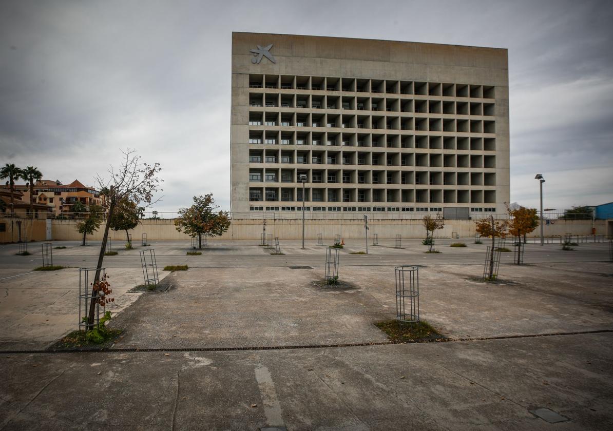 Edificio del Cubo, antigua sede bancaria, que se transformará en la Ciudad de la Justicia de Granada