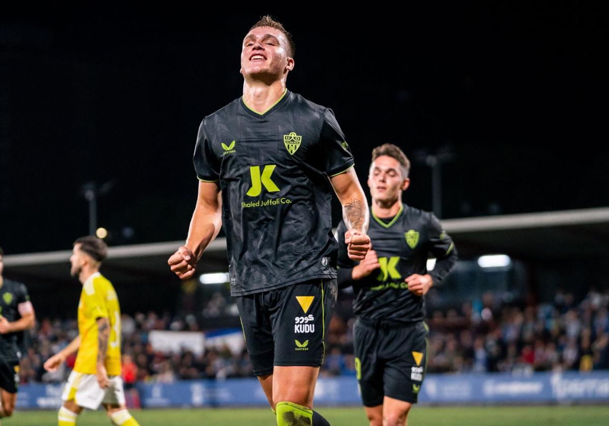 Marezi celebra su gol con el Almería en la Copa del Rey contra el Talavera