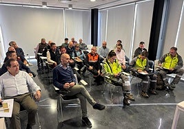 Reunión en el edificio del 112 sobre los planes de emergencia locales.
