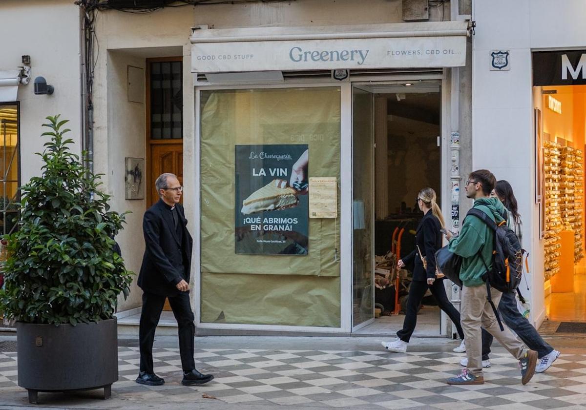 Cartel anunciando la llegada de La Cheesequería en el local de Reyes Católicos.