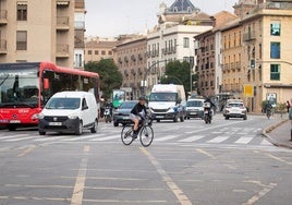 Un ciclista hace el giro prohibido a su izquierda.