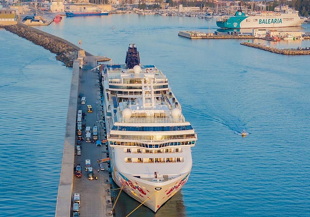 Crucero atracado en el puerto de Motril.
