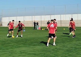 Lucas Boyé juega un balón, a la izquierda.