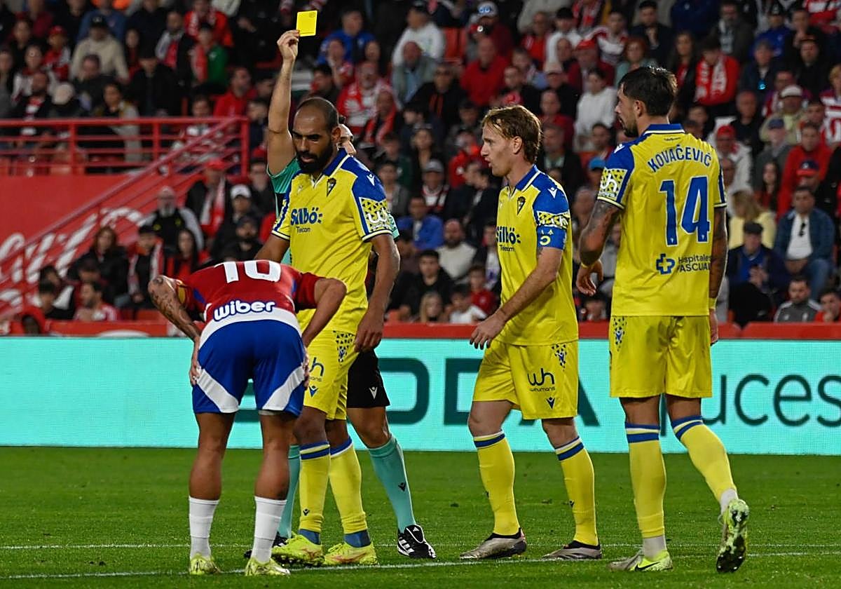 Instante de la amonestación a Fali durante el derbi.