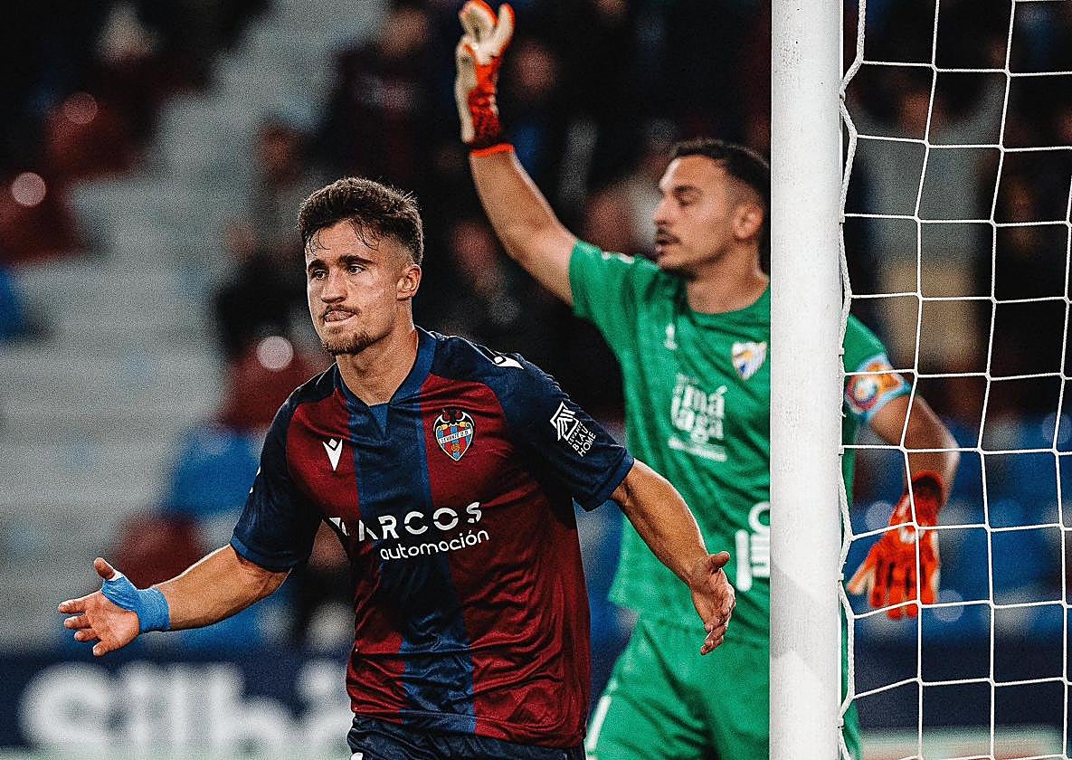 Iván Romero celebra uno de sus goles al Málaga.