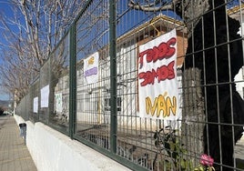 Carteles colocados el lunes en el instituto, que han permanecido colgados.