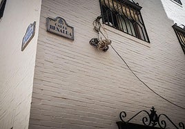 Cables que cuelgan en una fachada del Albaicín.