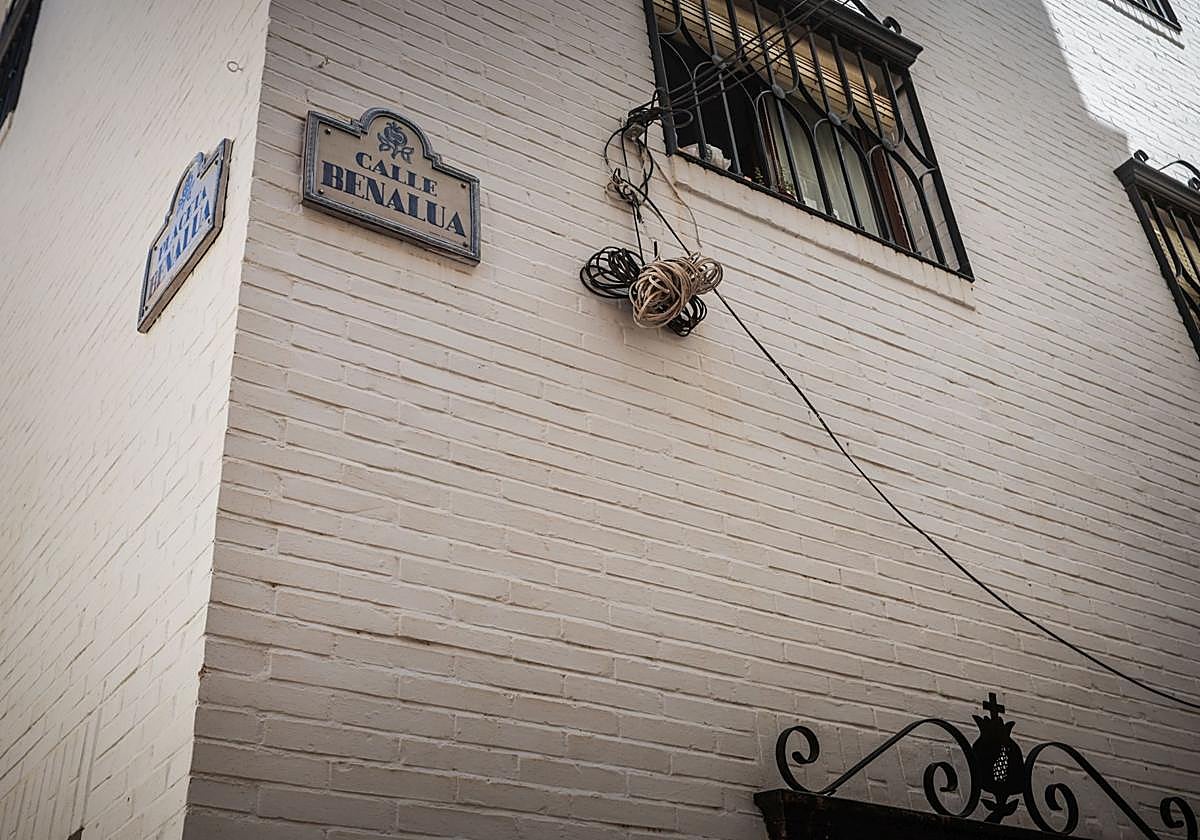 Cables que cuelgan en una fachada del Albaicín.