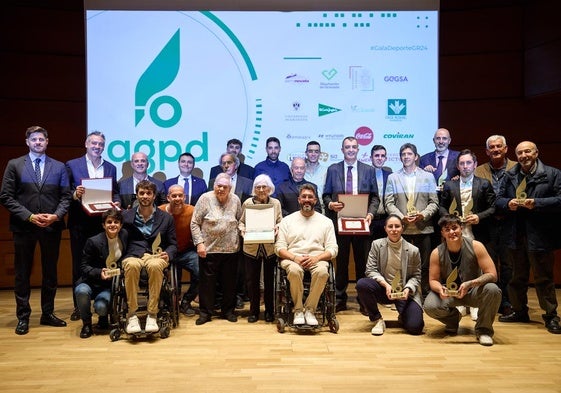 Foto de familia de los premiados en el Auditorio Caja Rural.